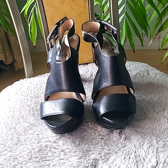 MICHAEL Michael Kors Leather Sandals ❤️ - Picture 2 of 10